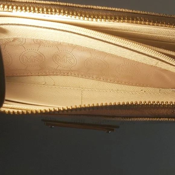 MICHAEL KORS WALLET - Picture 8 of 12